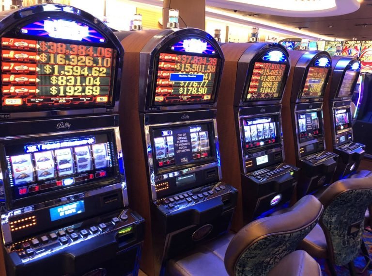 Pengguna Indonesia bermain slot patriot77 di ponsel dengan nyaman menggunakan tips bermain yang bijak